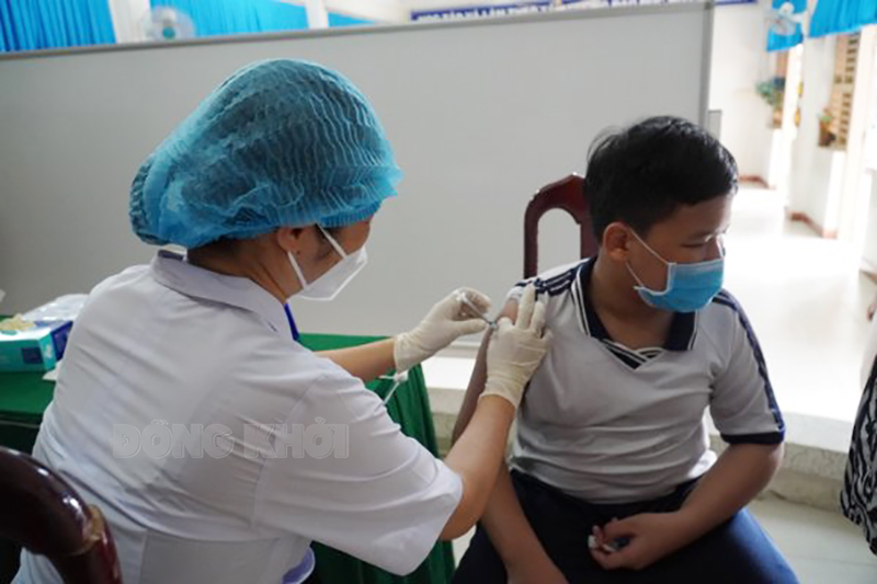 Ngày 14-7-2022, tỉnh có 12 trường hợp đang điều trị Covid-19 Cán bộ y tế thực hiện tiêm chủng vắc-xin Covid-19.