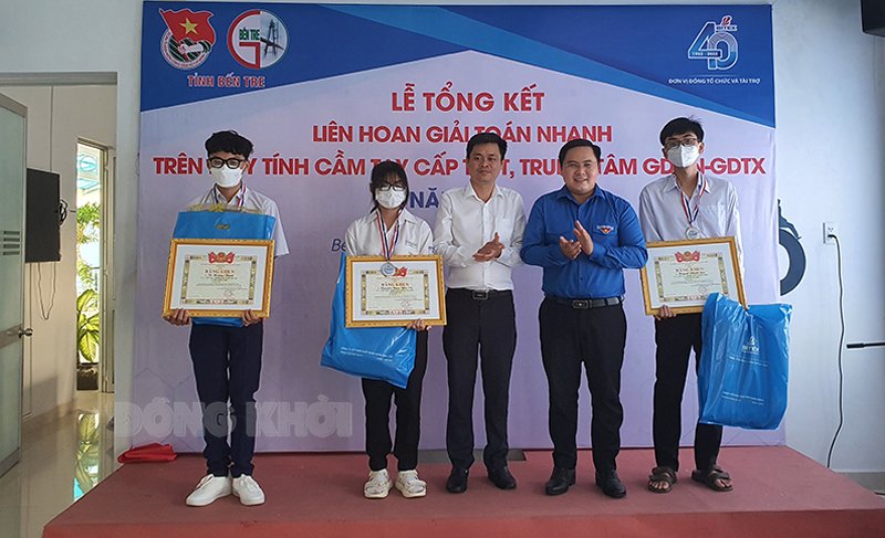 Trao thưởng cho các thí sinh đạt giải nhì tại Liên hoan Giải toán nhanh trên máy tính cầm tay cấp THPT, trung tâm GDNN - GDTX.