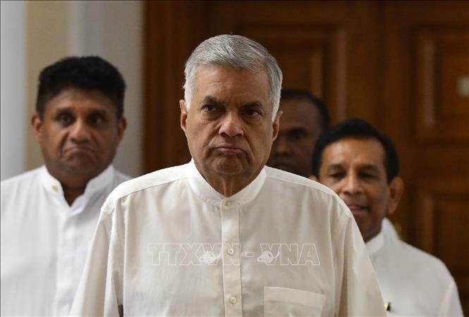 Ông Ranil Wickremesinghe (giữa) trong cuộc một họp báo tại Colombo, Sri Lanka. Ảnh tư liệu: AFP/TTXVN