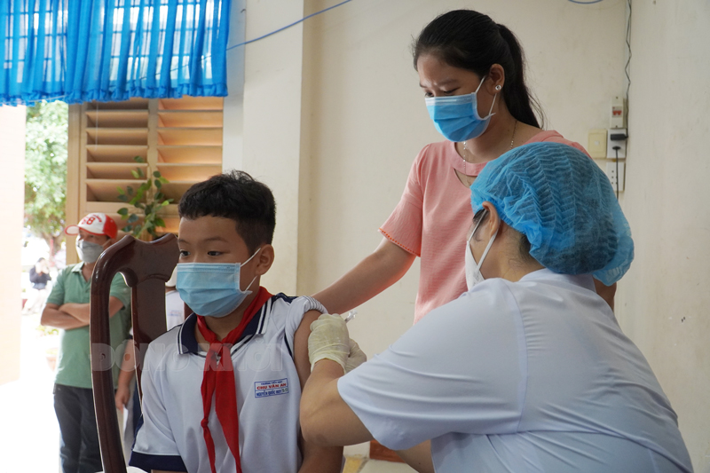 Ngày 15-7-2022, tỉnh có 12 trường hợp đang điều trị Covid-19 Cán bộ y tế thực hiện tiêm chủng vắc-xin Covid-19.