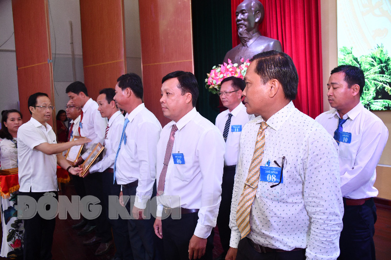 Phó chủ tịch Thường trực UBND tỉnh - Trưởng đoàn đại biểu Quốc hội tỉnh Nguyễn Trúc Sơn trao giải cho thí sinh.