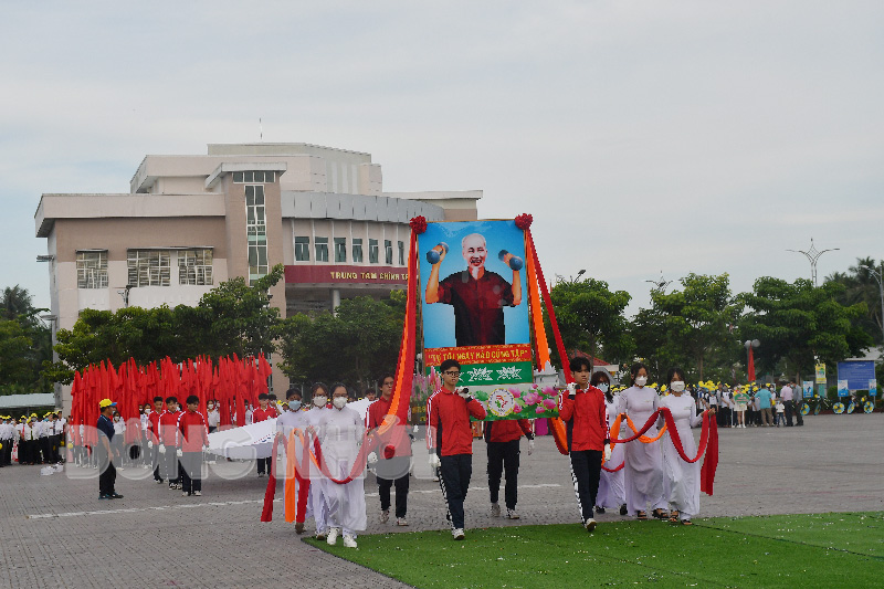 Đoàn vận động viên diễu hành qua lễ đài.