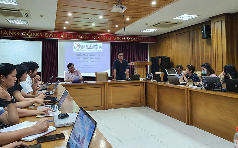 Nhà báo Lê Bảo An hướng dẫn tại lớp tập huấn.