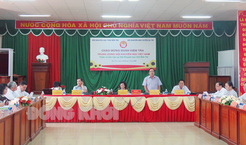 Đoàn kiểm tra Trung ương Hội khuyến học Việt Nam tại việc tại huyện Ba Tri.