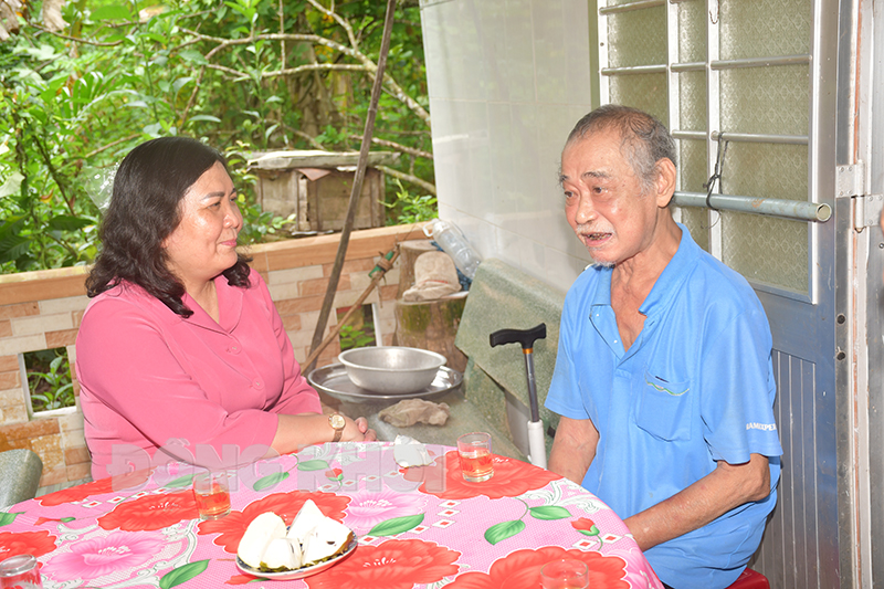 Thăm ông Trần Văn Hoàng thương binh ở ấp 3