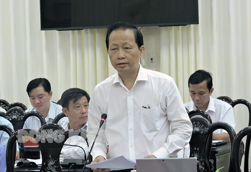 Phó chủ tịch Thường trực UBND tỉnh - Trưởng đoàn đại biểu Quốc hội tỉnh Nguyễn Trúc Sơn phát biểu tại hội nghị.