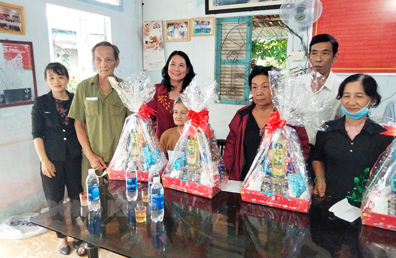 ​Phó chủ tịch UBND tỉnh Nguyễn Thị Bé Mười thăm, tặng quà cho hộ gia đình chính sách tại xã Phú Đức.