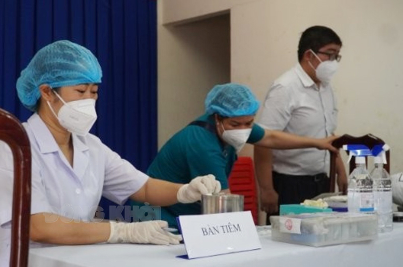 Ngày 20-7-2022, tỉnh có 15 trường hợp đang điều trị Covid-19 Cán bộ y tế thực hiện nhiệm vụ tiêm chủng vắc-xin Covid-19.