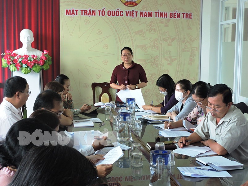 Chủ tịch Ủy ban MTTQ Việt Nam tỉnh Nguyễn Thị Hồng Nhung phát biểu kết luận tại cuộc họp.