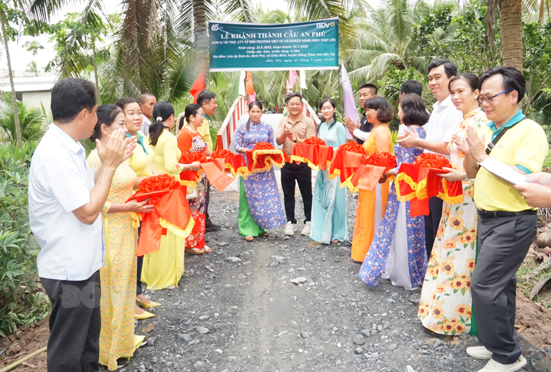 Các đại biểu cắt băng khánh thành cầu An Phú (xã Châu Bình).