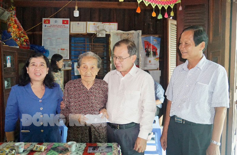 Đoàn đến thăm, tặng quà hộ bà Lê Thị Ánh tại xã Châu Bình.