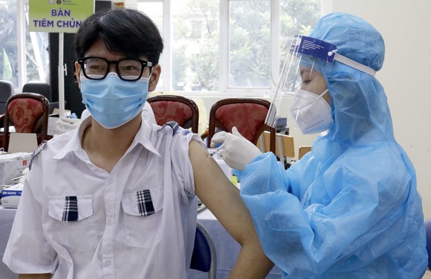 Tiêm vắc-xin phòng COVID-19 cho học sinh lớp 12 tại Bắc Giang. Ảnh: Đồng Thú/TTXVN