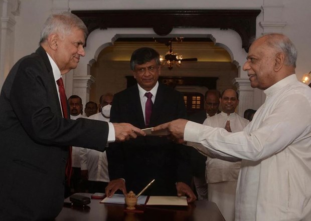 Ông Dinesh Gunawardena tuyên thệ nhậm chức Thủ tướng trước Tổng thống Ranil Wickremesinghe tại Colombo ngày 22-7-2022. Nguồn: Reuters