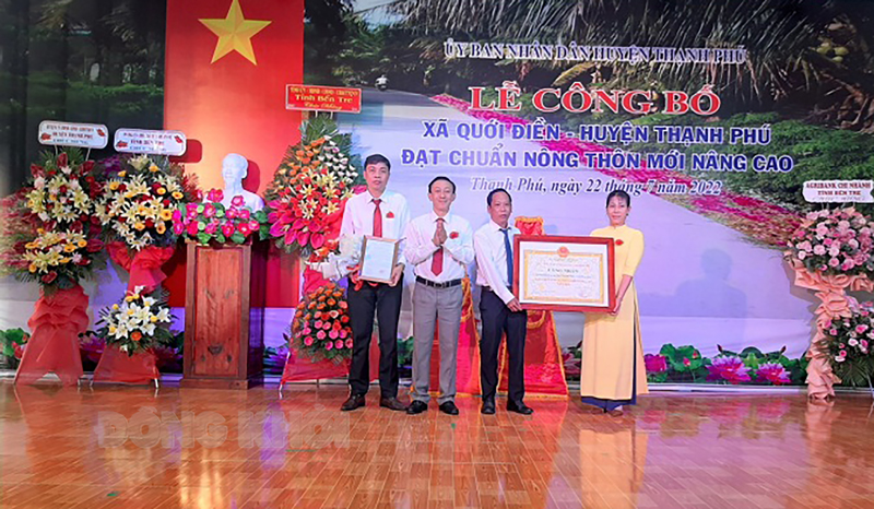Xã Quới Điền - Thạnh Phú đạt chuẩn nông thôn mới nâng cao Bí thư Huyện ủy Thạnh Phú Châu Văn Bình trao bằng công nhận “Xã NTM nâng cao” cho lãnh đạo xã Quới Điền.
