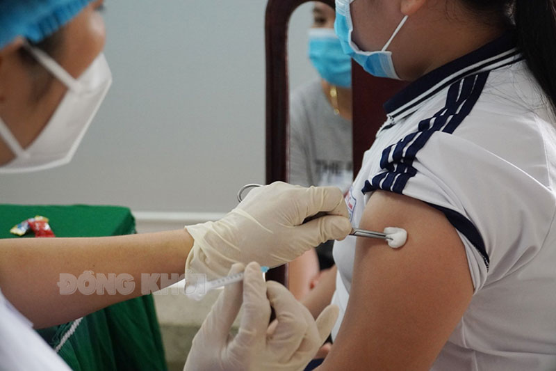 Ngày 22-7-2022, tỉnh có 17 trường hợp đang điều trị Covid-19 Cán bộ y tế thực hành tiêm chủng vắc-xin Covid-19.
