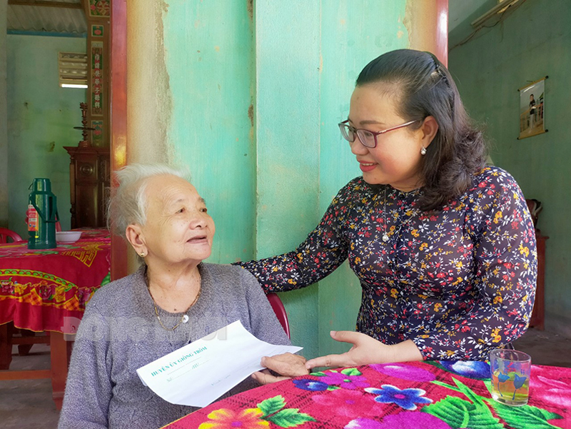 Bí thư Huyện ủy Nguyễn Trúc Hạnh tặng quà cho mẹ VNAH Nguyễn Thị Nga xã Bình Hòa. Ảnh: Diệu Hiền