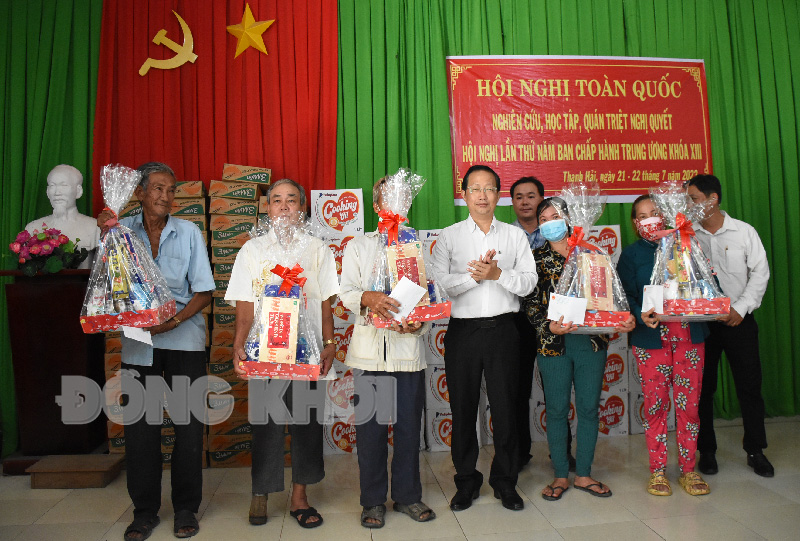 Phó chủ tịch Thường trực UBND tỉnh - Trưởng đoàn đại biểu Quốc hội tỉnh Nguyễn Trúc Sơn thăm gia đình chính sách có hoàn cảnh khó khăn tại xã Thạnh Hải.