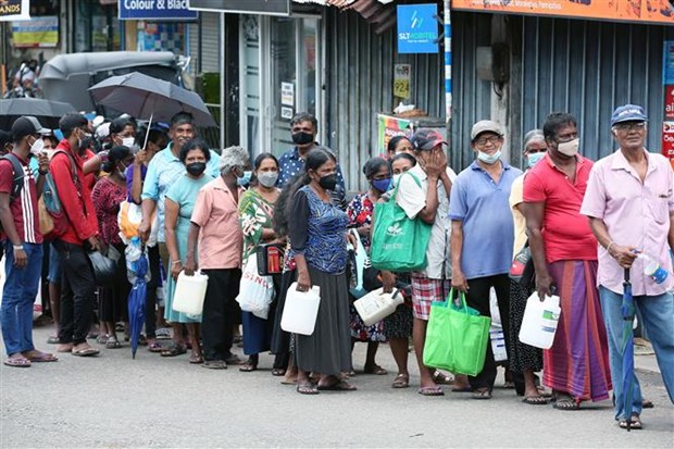 Người dân xếp hàng mua dầu hỏa tại Colombo (Sri Lanka), ngày 17-6-2022. (Ảnh: THX/TTXVN)