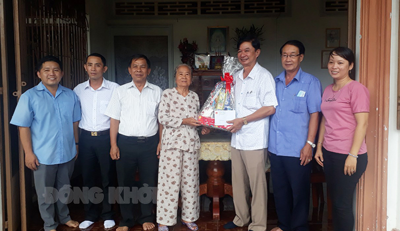 Thăm, tặng quà cho gia đình bà Nguyễn Thị Nghi, xã Tân Thành Bình.