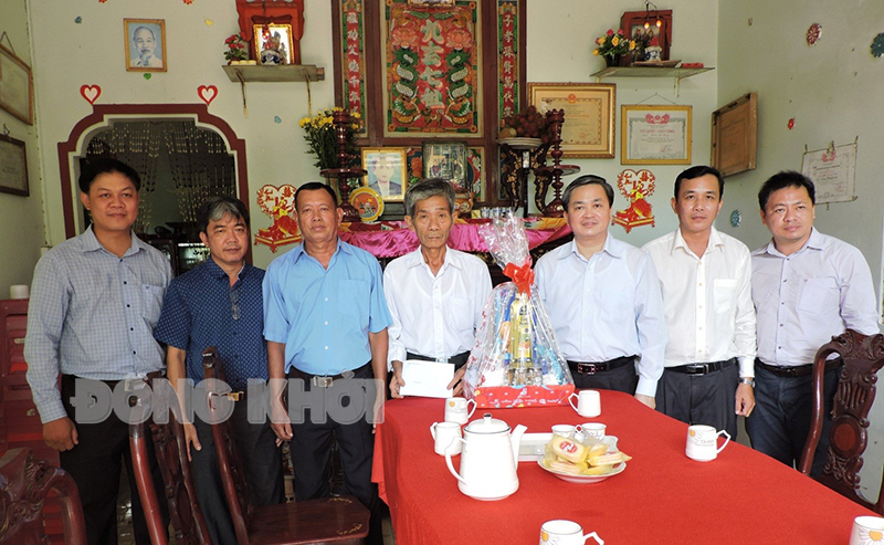 Ủy viên Trung ương Đảng - Bí thư Tỉnh ủy Lê Đức Thọ cùng đoàn đến thăm Đoàn Huỳnh Lào, ấp Phước Thành.