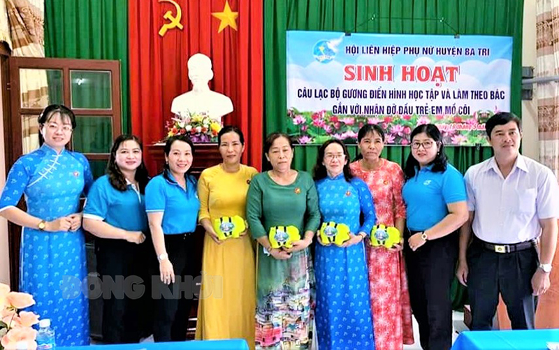 Bà Phạm Thị Tuyết Sương (thứ 5, trái sang) cùng các thành viên Câu lạc bộ Gương điển hình học tập và làm theo Bác gắn với nhận đỡ đầu trẻ em mồ côi của Hội Liên hiệp Phụ nữ huyện Ba Tri.
