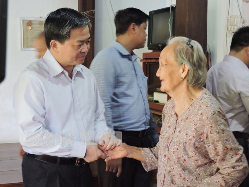 Ủy viên Trung ương Đảng - Bí thư Tỉnh ủy Lê Đức Thọ thăm hỏi sức khỏe bà Bùi Thị Bông, ấp Phước Hựu.