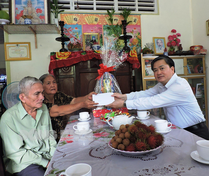 Ủy viên Trung ương Đảng - Bí thư Tỉnh ủy Lê Đức Thọ trao quà thăm ông Nguyễn Văn Mười.