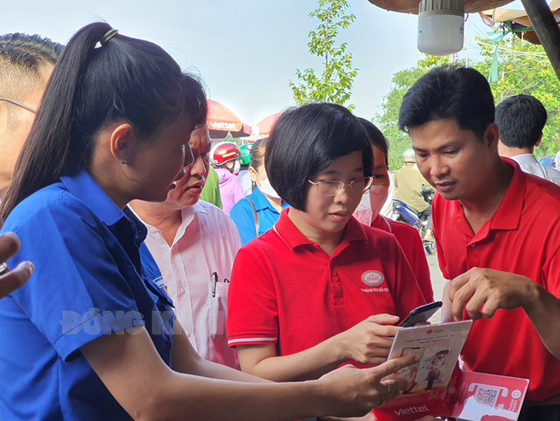 Nhiệm vụ chuyển đổi số đến cuối năm 2022 Hướng dẫn sử dụng ứng dụng thanh toán không dùng tiền mặt. Ảnh: T. Đồng