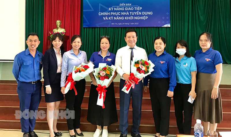 Tỉnh đoàn tặng hoa cảm ơn diễn giả và các đơn vị đồng hành trong chương trình.