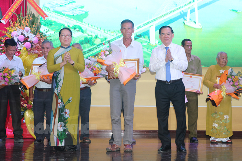 Họp mặt kỷ niệm 75 năm Ngày Thương binh - Liệt sĩ cấp tỉnh Lãnh đạo tỉnh khen thưởng cho cá nhân có thành tích “Người có công tiêu biểu xuất sắc, có nhiều đóng góp an sinh xã hội tại địa phương”.