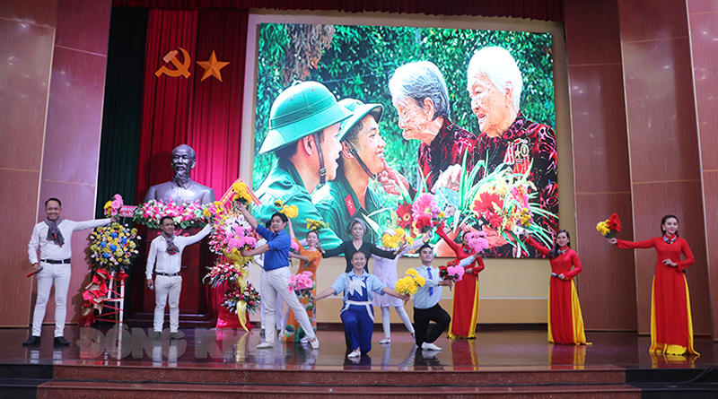 Họp mặt kỷ niệm 75 năm Ngày Thương binh - Liệt sĩ cấp tỉnh Tiết mục văn nghệ hát về Mẹ Việt Nam anh hùng.