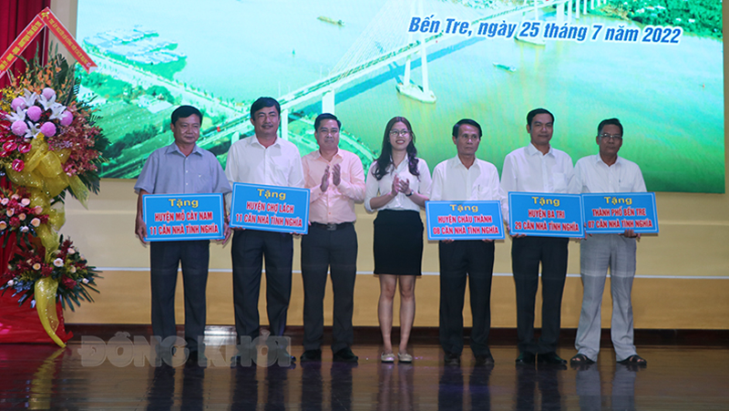 Họp mặt kỷ niệm 75 năm Ngày Thương binh - Liệt sĩ cấp tỉnh Đơn vị tài trợ trao bảng biểu trưng đóng góp xây dựng nhà tình nghĩa.