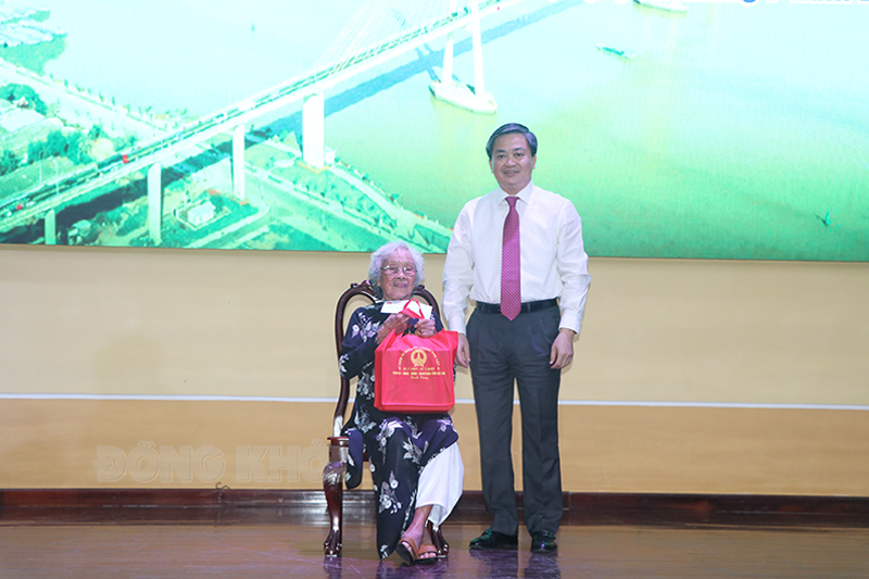 Họp mặt kỷ niệm 75 năm Ngày Thương binh - Liệt sĩ cấp tỉnh Ủy viên Trung ương Đảng - Bí thư Tỉnh ủy Lê Đức Thọ tặng quà cho Mẹ Việt Nam anh hùng Nguyễn Thị Cảnh.