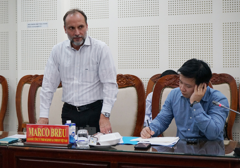 Ông Marco Breu - Giám đốc Công ty TNHH McKinsey & Company Việt Nam phát biểu tại buổi làm việc.