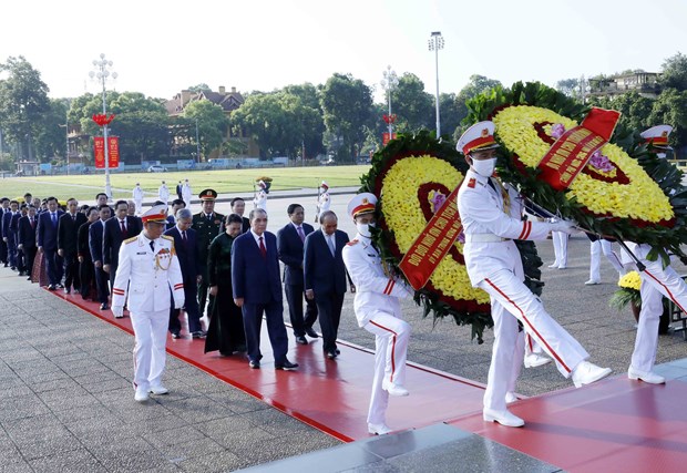 Lãnh đạo Đảng, Nhà nước dâng hương tưởng niệm các anh hùng liệt sỹ Lãnh đạo Đảng, Nhà nước đặt vòng hoa và vào Lăng viếng Chủ tịch Hồ Chí Minh. (Ảnh: An Đăng/TTXVN)
