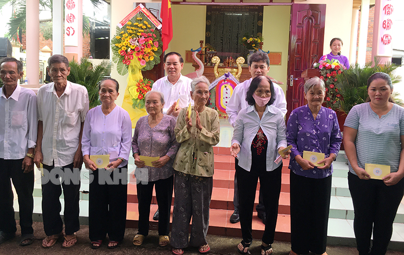 Chủ tịch UBND tỉnh Trần Ngọc Tam trao quà cho các gia đình chính sách.