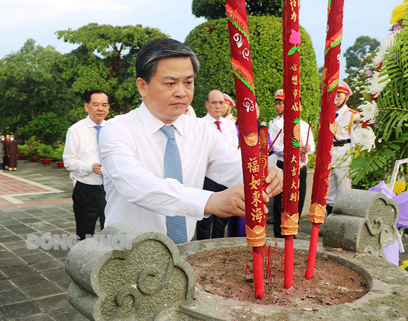Lãnh đạo tỉnh viếng Nghĩa trang Liệt sĩ tỉnh nhân kỷ niệm 75 năm Ngày Thương binh - Liệt sĩ (27-7-1947 - 27-7-2022) Ủy viên Trung ương Đảng - Bí thư Tỉnh ủy Lê Đức Thọ cùng lãnh đạo tỉnh dâng hương tại tượng đài liệt sĩ.