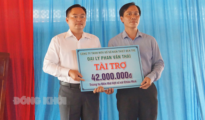 Đại diện Đại lý Xổ số kiến thiết Bến Tre tại Tiền Giang trao bảng tượng trưng kinh phí tài trợ trùng tu Đền thờ liệt sĩ xã Châu Hòa.