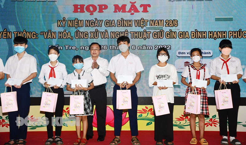 Phó trưởng Ban Dân vận Tỉnh ủy Bùi Văn Hản Em trao học bổng cho học sinh tại buổi họp mặt kỷ niệm Ngày Gia đình Việt Nam 28-6-2022.  Ảnh: H. Lam