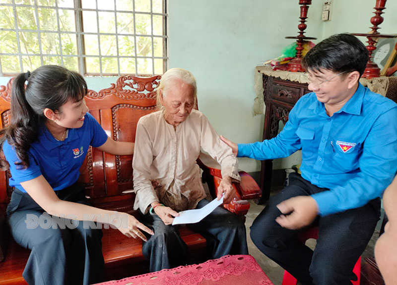 Tuổi trẻ Đoàn khối Cơ quan - Doanh nghiệp tỉnh thăm và tặng quà Mẹ Việt Nam anh hùng ở xã Phước Thạnh, huyện Châu Thành. Ảnh: Ánh Nguyệt