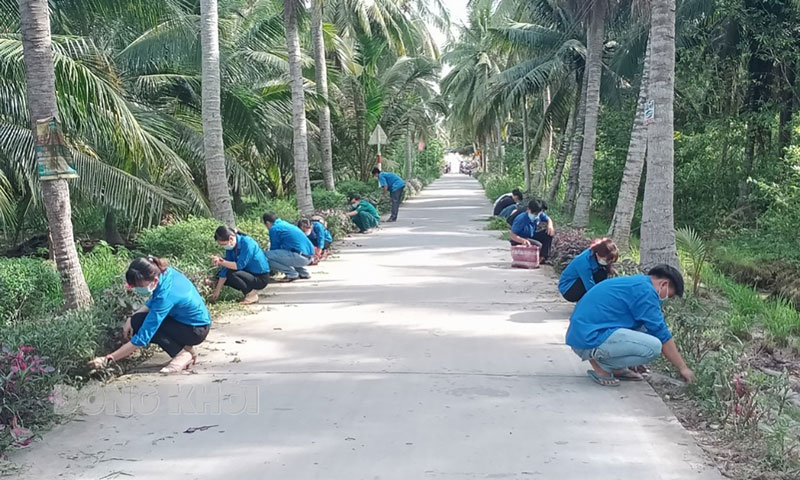 Cẩm Sơn xây dựng xã nông thôn mới nâng cao Lực lượng đoàn viên, thanh niên tham gia mô hình tuyến đường không rác thải nhựa của phụ nữ Cẩm Sơn. Ảnh: Ngọc Vũ