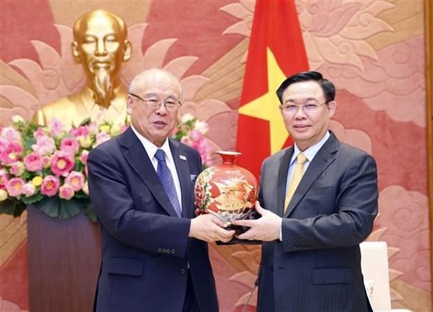 Chủ tịch Quốc hội Vương Đình Huệ tặng vật phẩm lưu niệm cho Cố vấn đặc biệt Liên minh Nghị sỹ hữu nghị Nhật-Việt Takebe Tsutomu. (Ảnh: Doãn Tấn/TTXVN)
