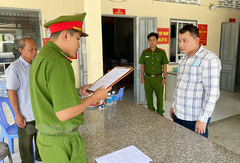 Văn Bá Tâm tại cơ quan công an.