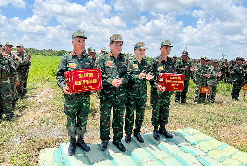 Trung tướng Nguyễn Xuân Dắt, Tư lệnh Quân khu - Trưởng ban Chỉ đạo diễn tập Quân khu và Ủy viên Trung ương Đảng, Bí thư Tỉnh ủy Lê Đức Thọ - Trưởng ban Chỉ đạo KVPT tỉnh Bến Tre năm 2022 (thứ 2 phải qua) trao quà, động viên lực lượng tham gia thực binh.