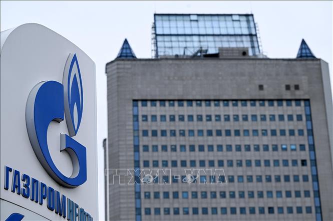 Biểu tượng Tập đoàn năng lượng Gazprom tại trạm xăng ở Moskva, Nga. Ảnh: AFP/TTXVN
