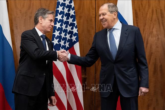 Ngoại trưởng Nga Sergei Lavrov (phải) và người đồng cấp Mỹ Antony Blinken (trái) tại cuộc gặp ở Geneva, Thụy Sĩ ngày 21-1-2022. Ảnh: AFP/TTXVN