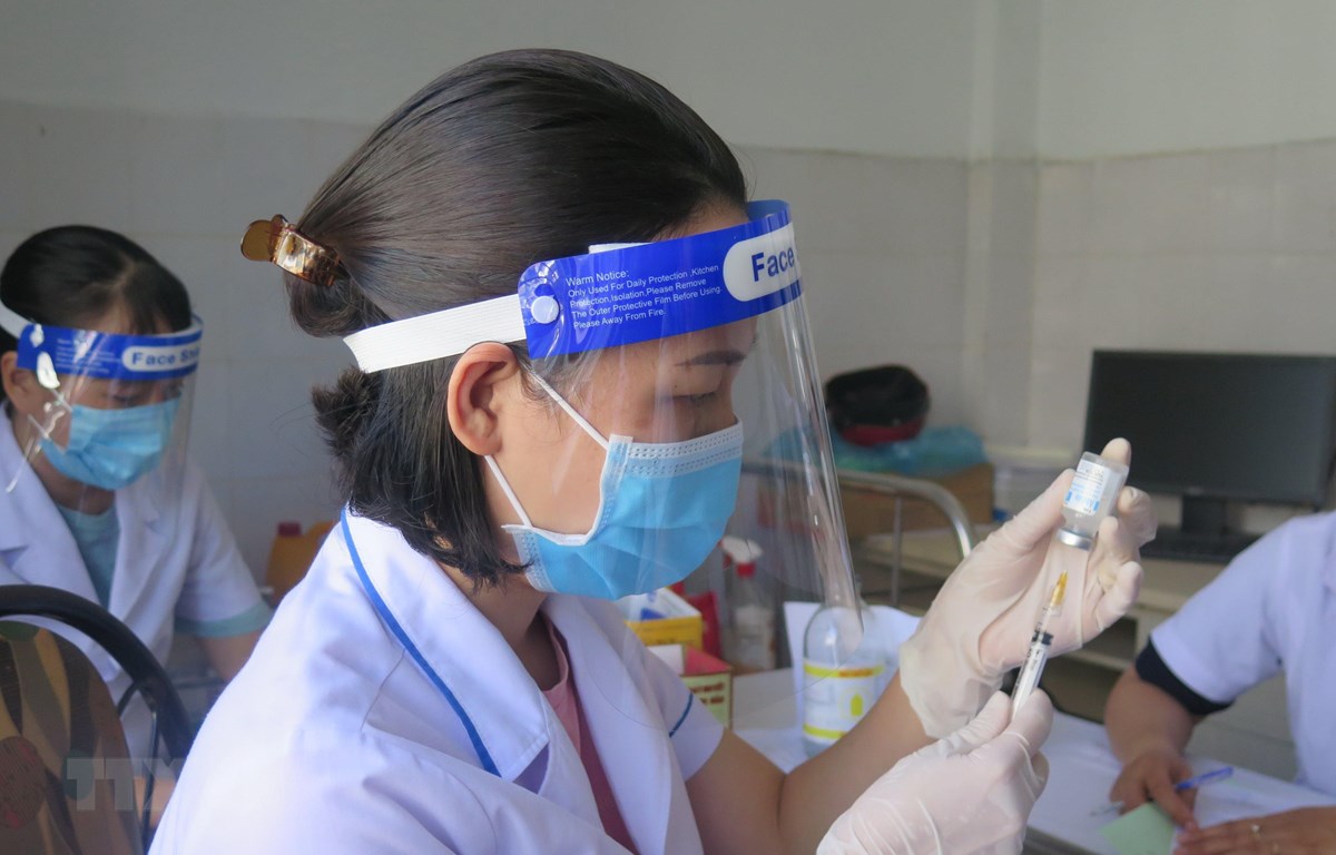 Ngày 30-7-2022: Ghi nhận 1.668 ca mắc mới Covid-19, không có ca tử vong Lực lượng y tế triển khai tiêm vắc-xin cho người dân. Ảnh: Dư Toán/TTXVN