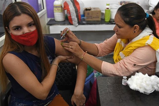 Nhân viên y tế tiêm vaccine ngừa COVID-19 cho người dân tại Amritsar (Ấn Độ), ngày 1-10-2021. (Ảnh: AFP/TTXVN)