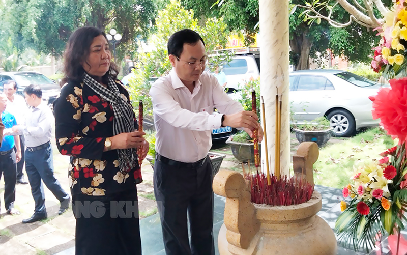 Dâng hương tại Khu đi tích căn cứ Khu ủy Sài Gòn - Gia Định (xã Tân Phú Tây).