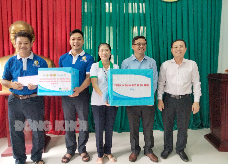 Thăm, tặng quà cho Đội hình Kỳ nghỉ hồng.